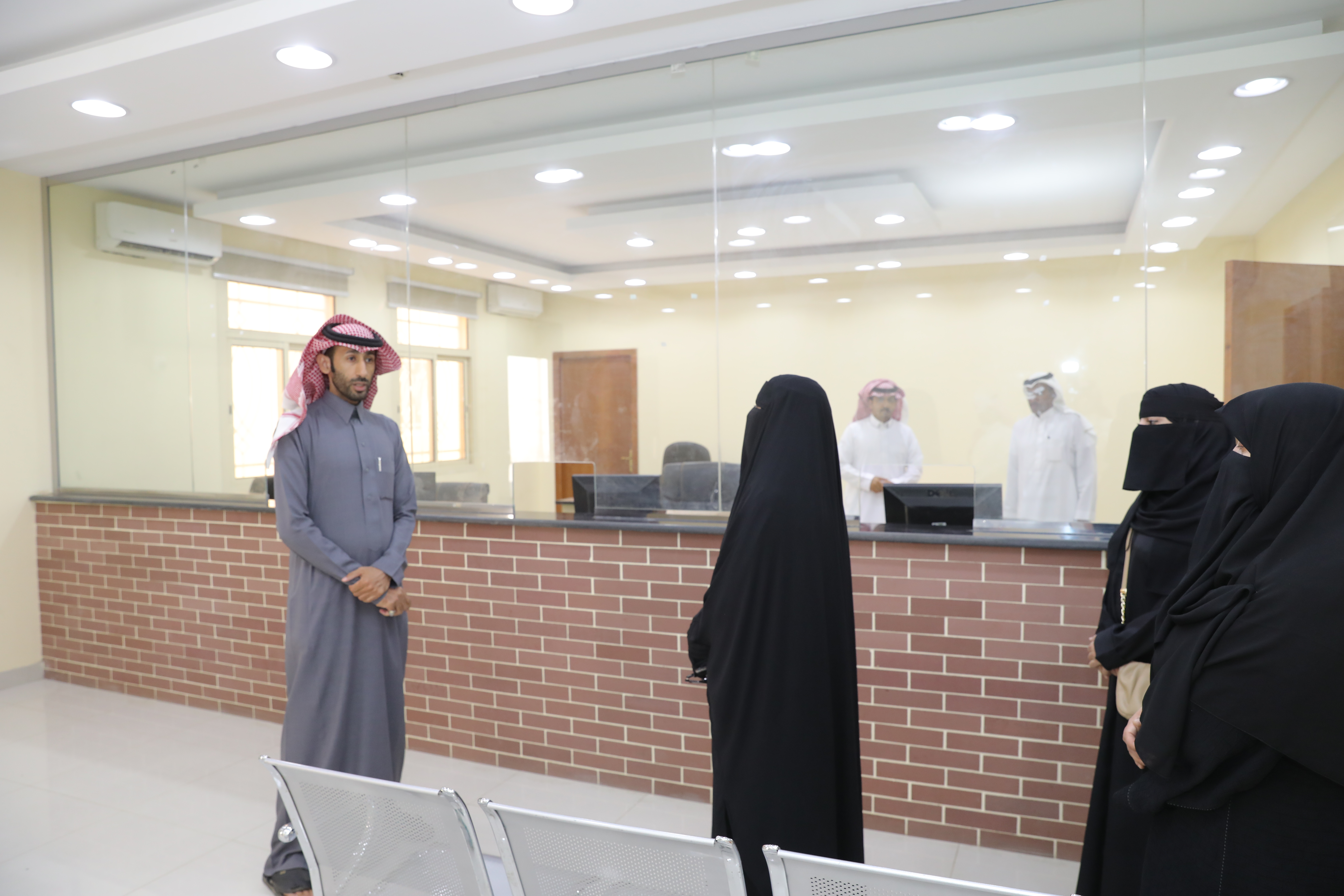 The Acting Vice-Dean of the University of Bisha for Educational Affairs visits the Deanship of Admission and Registration and reviews the admission mechanism for the academic year 1445 AH